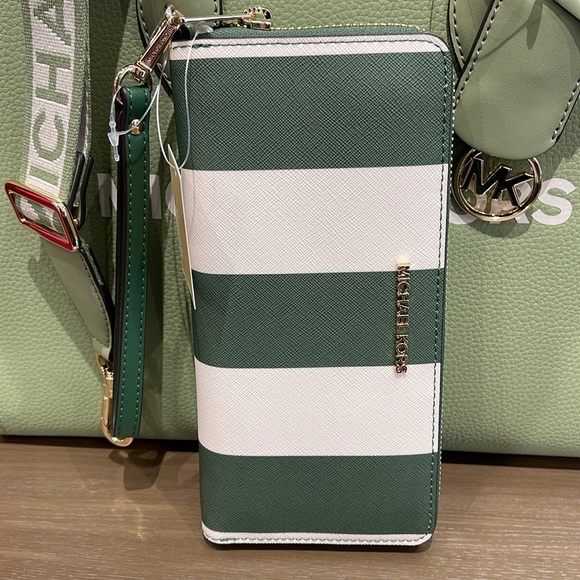 MICHAEL KORS JST
Leather Continental Wristlet Phone Case Wallet
Fern Green
NWT - Picture 3 of 16